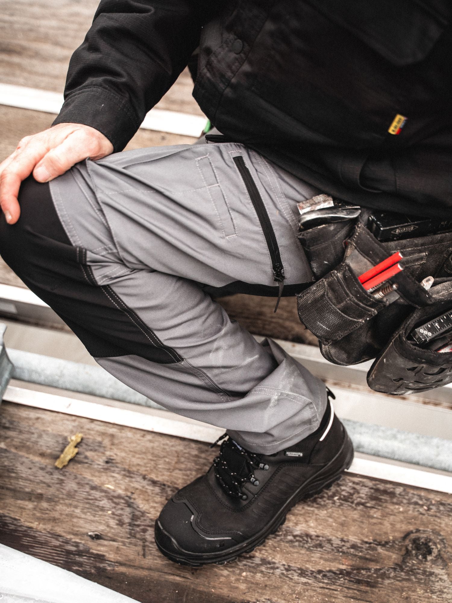 Pocket detail of Tradesman wearing Blaklader Service Pants with Stretch on jobsite