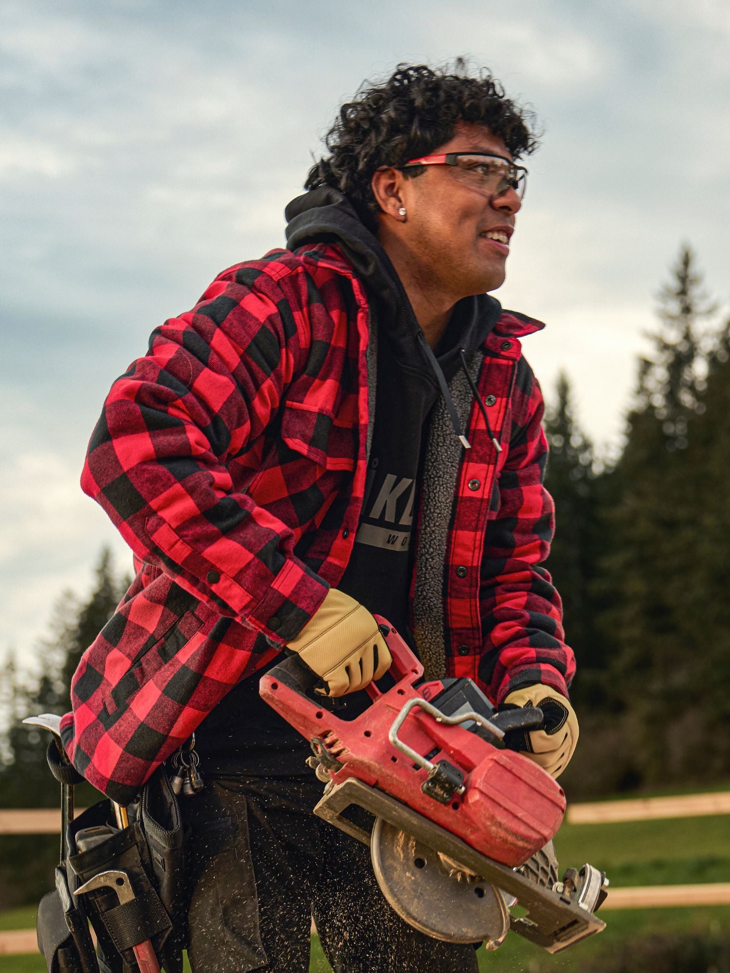 Construction worker wearing Blaklader Flannel Jacket in red on jobsite